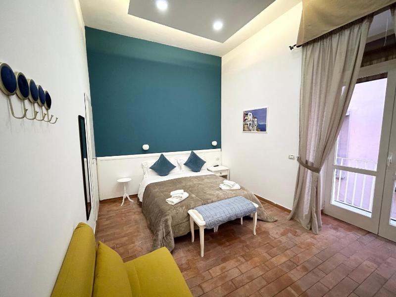 QUEEN 20 - PRIVATE ROOMS DUOMO — отель с удобствами в Неаполе