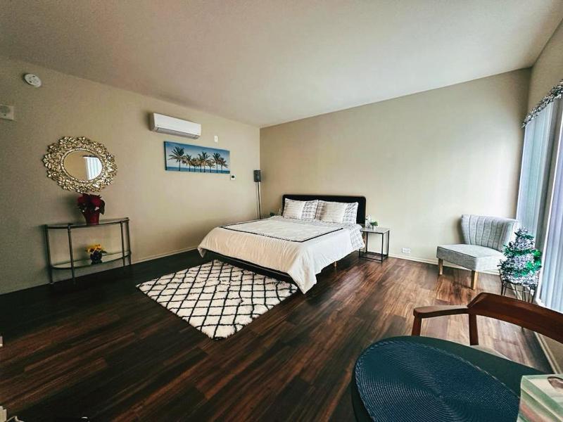 West Hollywood Studio Paradise — отель с удобным расположением в Лос-Анджелесе