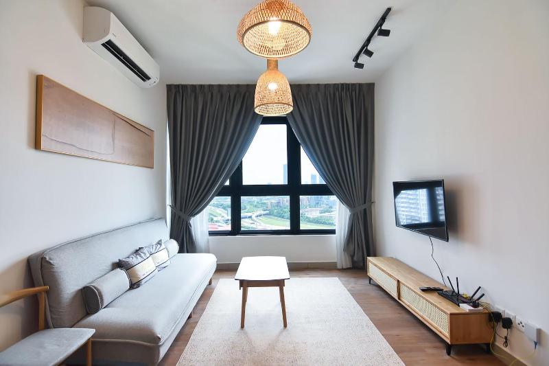 Цены на A Comfy 3BR Apt Near Sunway Velocity FREE Parking в Куала-Лумпуре