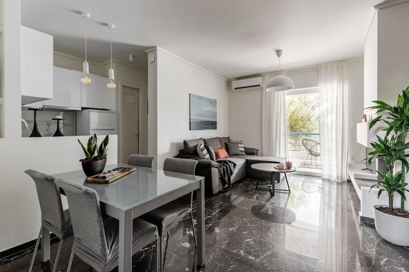 Beachfront apartment in Voula w/balcony — отель с удобным расположением в Афины