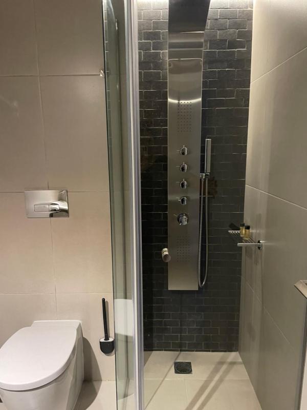 NEW 2BD APRT with SHARED ROOFTOP POOL E2 — комфортный отель в Афины