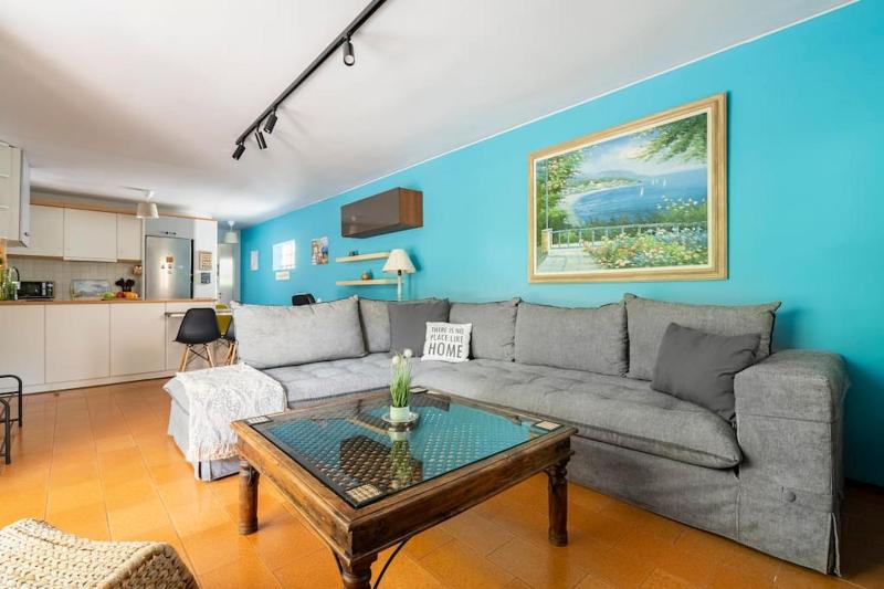 Цены на Private Garden Home next to the beach and market в Афины