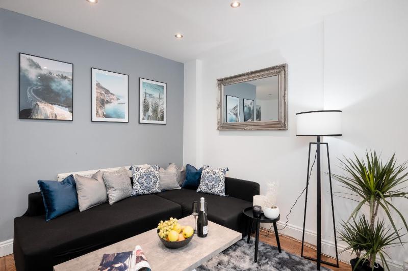 Charming Apartment in the Heart of Pimlico — отель с удобным расположением в Лондоне