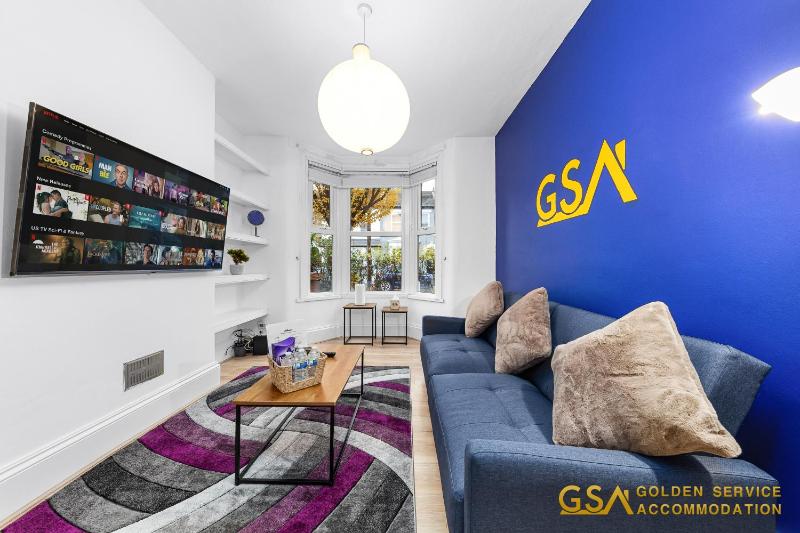 Цены на Stylist and Cosy 3 Bed House Leytonstone Sleeps 7 в Лондоне