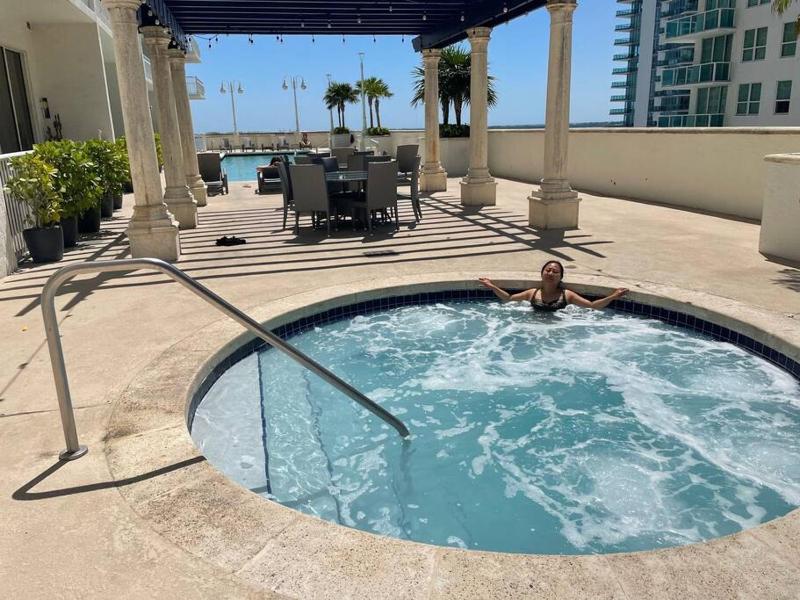 Rooftop Pool with Water View — комфортный отель в Майами
