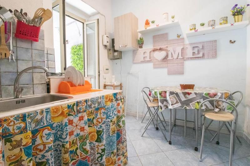 Steffy Home near Central station — забронировать отель в Неаполе