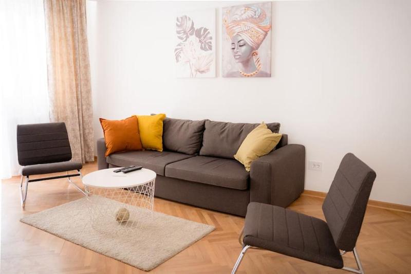 Downtown, spacious, 2 bedroom apartment — отзывы гостей и цены