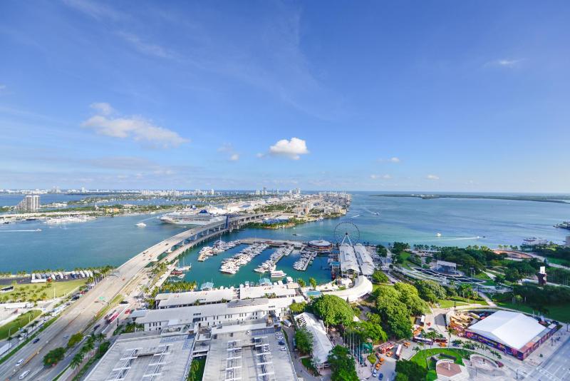 Captivating Bayside Apartment at Downtown Miami — отель с удобствами в Майами