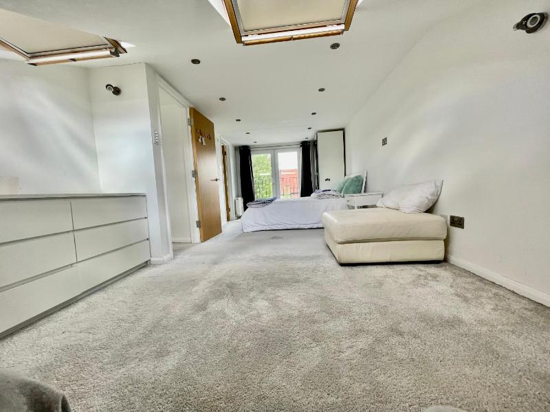 Luxury 4 Bedroom House with 4 Bathrooms - Elizabeth Line & Acton Central stations at walking distance — отель с удобствами в Лондоне