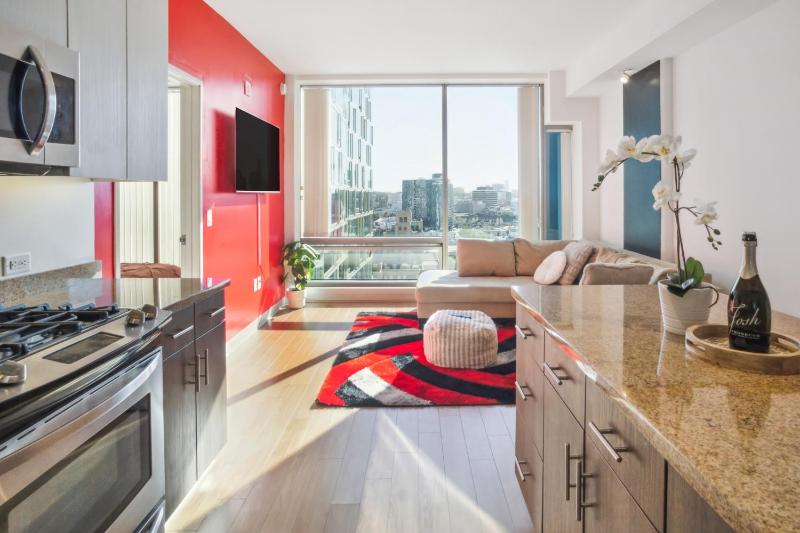 Luxury high rise with City Views — комфортный отель в Лос-Анджелесе