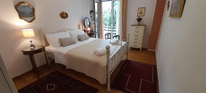 Apartment with a green balcony in Athens — отель с удобным расположением в Афины