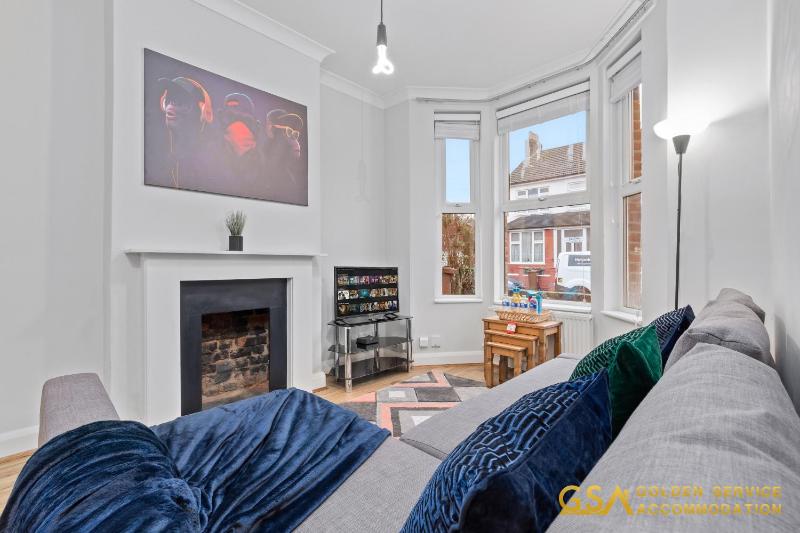 3 Bed Home in Forest Gate - Waltham Forest — забронировать отель в Лондоне