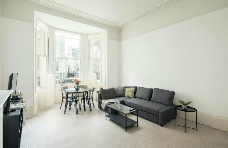 Remarkable 2-Bed Apartment in London — отель с удобным расположением в Лондоне