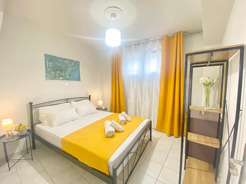 Olive Tree Deluxe Apt under Acropolis hillside — забронировать отель в Афины