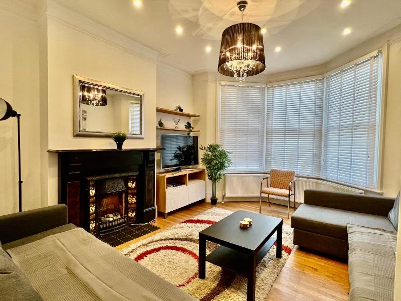 4 bed house 10 min walk to Tube — отель с удобствами в Лондоне
