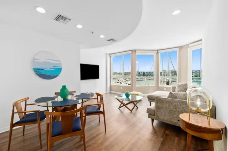 Harbor Views Retreat By Venice Beach In Marina DR — отель с удобным расположением в Лос-Анджелесе