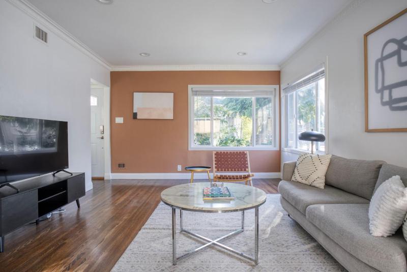 Mid Wilshire 2br close to shopping dining LAX-1145 — отель с удобствами в Лос-Анджелесе