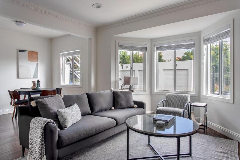 Mid Wilshire 1br nr bars restaurants shops LAX-1146 — отель с удобным расположением в Лос-Анджелесе