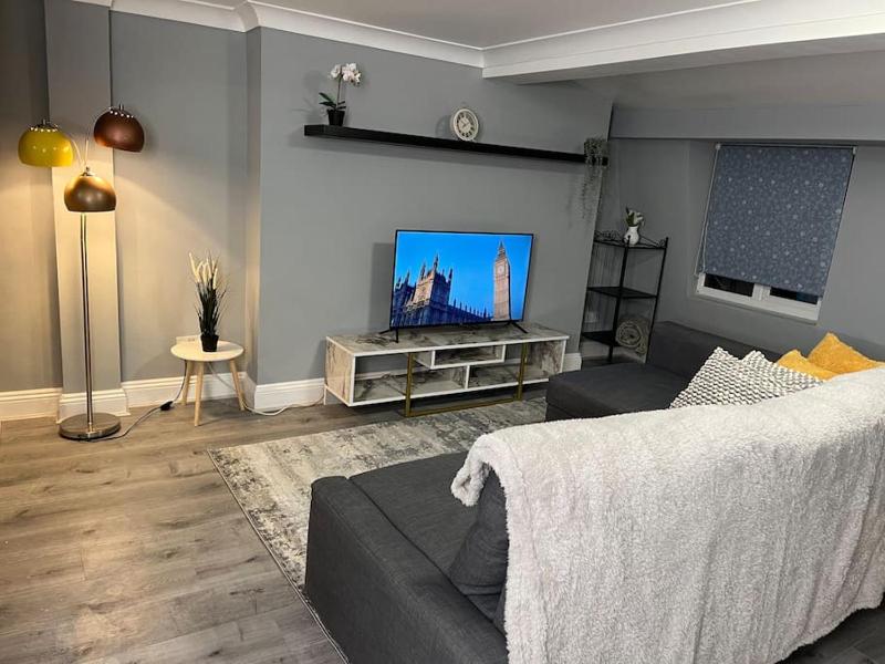 Цены на Modern with Stylish Terrace - Your London Oasis! в Лондоне