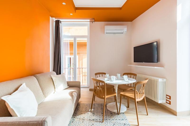 Colonna Apartments by Wonderful Italy — отель с удобствами в Неаполе