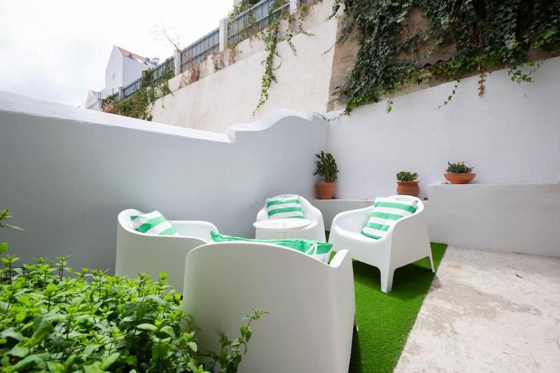 Vintage Apartment w/ Terrace — забронировать отель в Лиссабоне