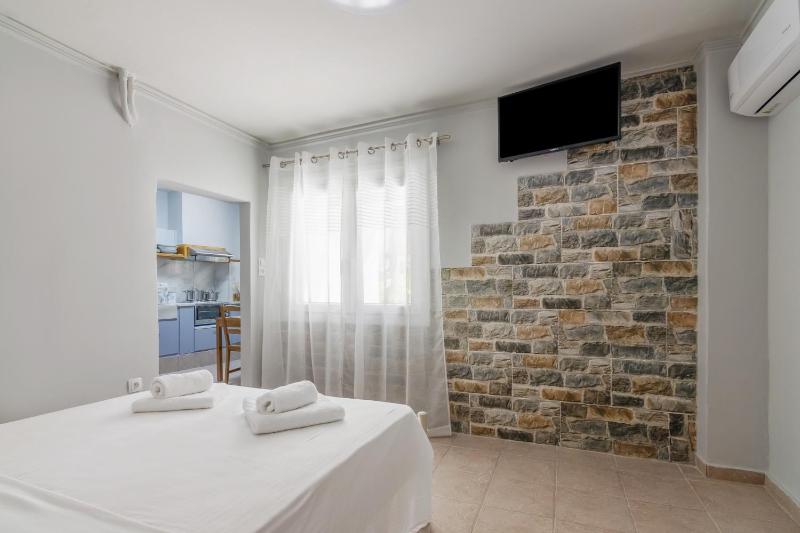 Petralona semi-basement apartment for 2 persons — комфортный отель в Афины