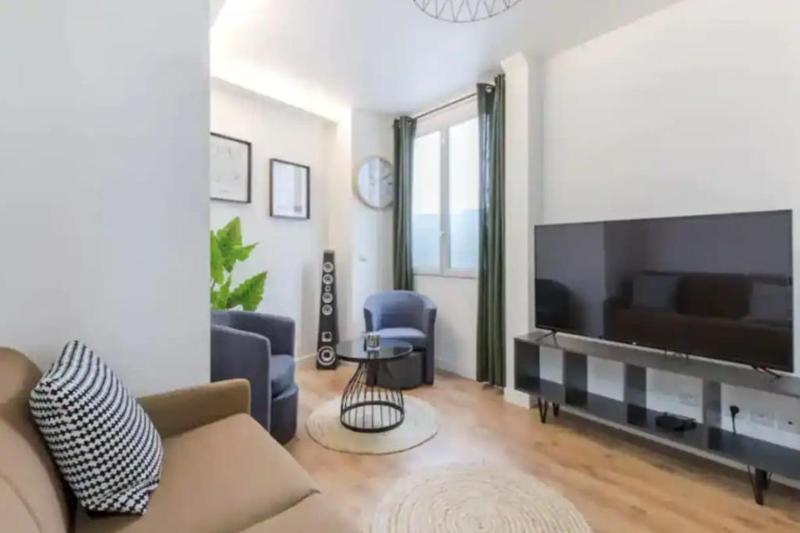 Цены на Roses Appartement proche Sacree-Coeur/Montmarte в Париже