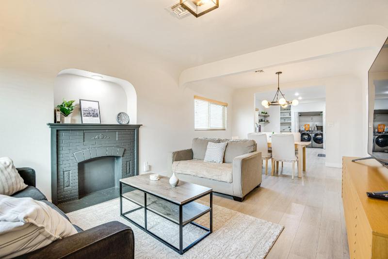 Centrally Located Los Angeles Home with Courtyard — отель с удобствами в Лос-Анджелесе