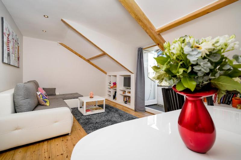 Cozy Flat With Skylights in Great Neighbourhood — отель с удобствами в Лондоне