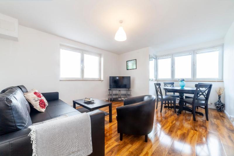 Цены на Amazing 1 BR apartment, Barons Court в Лондоне
