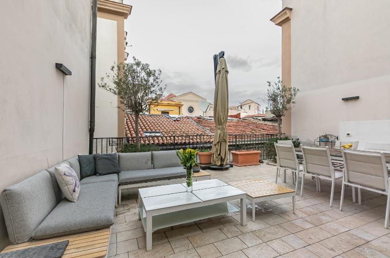 Elegant Heart of Palermo Apartment - Charm & Style — отель с удобствами в Палермо
