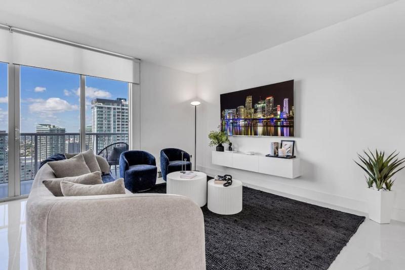 Luxe Brickell Gem with Huge Balcony n Ocean Views — комфортный отель в Майами