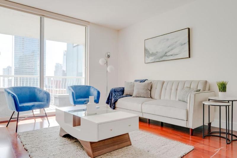 Stylish 1BR APT with Ocean and City view,pool,parking — отель с удобствами в Майами