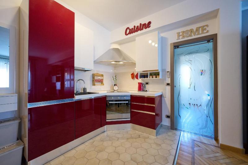 Wissam's Red Kitchen Apartment — забронировать отель в Милане