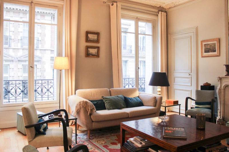 Spacious apartment - near Trocadero — отзывы гостей и цены