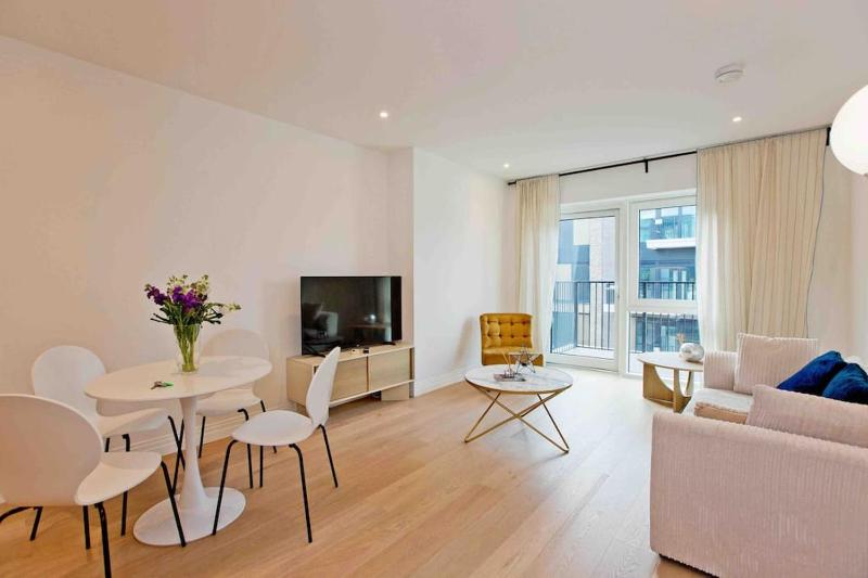 Westwood Brand new AC Luxury 2bed 2 bathrooms spacious family unit — отзывы гостей и цены