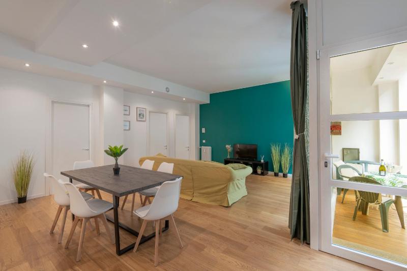 Deluxe 120 mq Apartment , 4 minuti a piedi dai Navigli — отель с удобствами в Милане