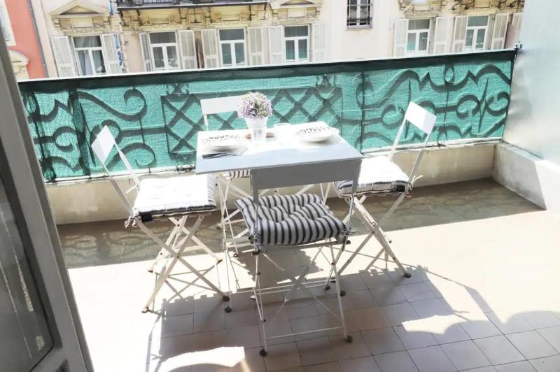 Superbe appartement Carre d'or ,Terrasse/clim — отель с удобствами в Николь