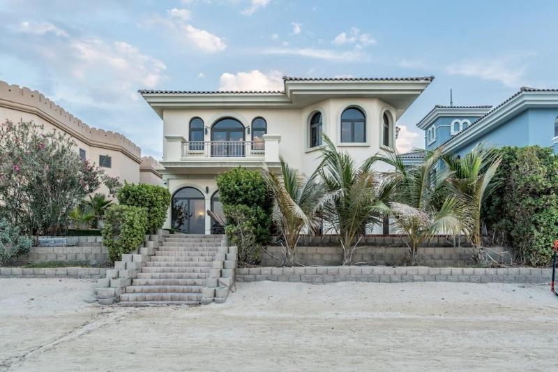 Luxurious 6 br Beach Villa on Palm; Family only — отель с удобствами в Дубае
