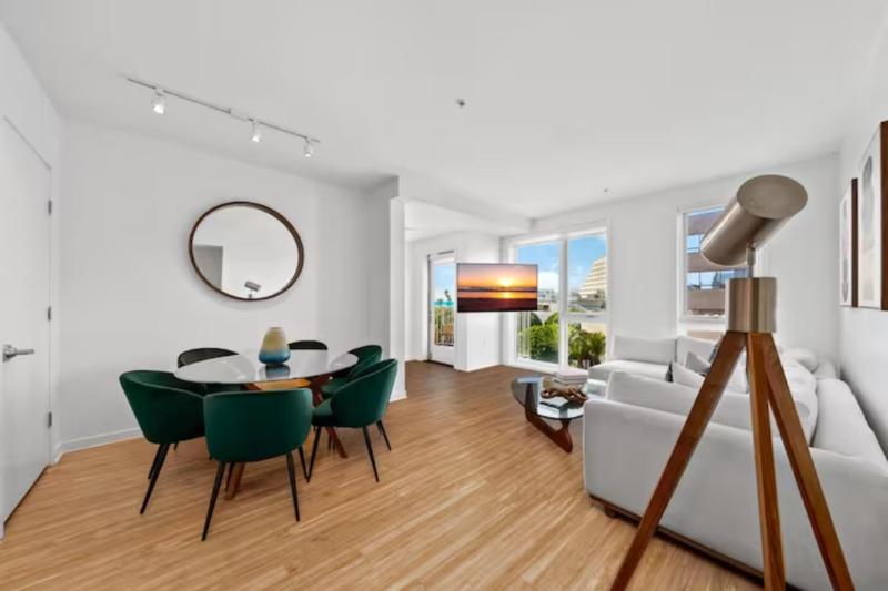 Downtown Santa Monica Top Floor Ocean View 2BR/2BA — отзывы гостей и цены