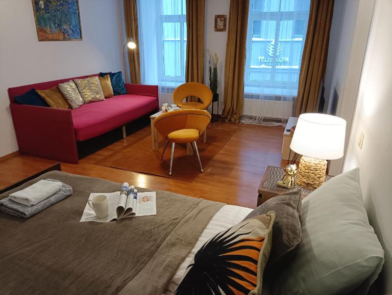 One Bedroom Spacious Apartment in Old Town center GREAT location — отель в риге, Латвия