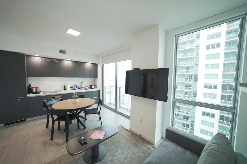 Luxury Downtown Retreat - 4 Person Capacity, Skyline & Ocean Views, Beach Proximity, 24Hr Gym, Pool, Hot Tub & Lounge — отель с удобным расположением в Майами