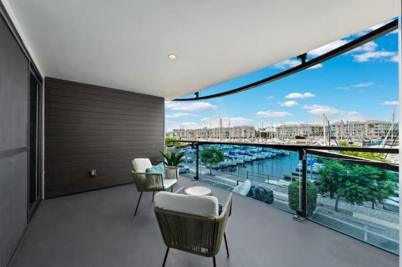 Цены на Blue Horizons 2BR Water Front Full Marina View в Лос-Анджелесе