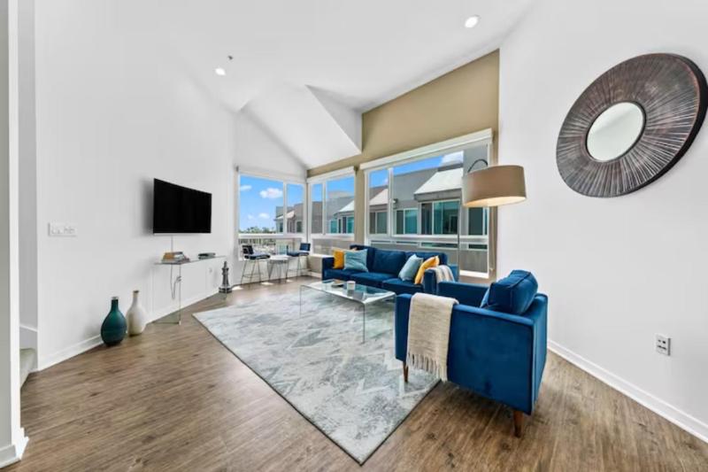 Blue Water Views Penthouse In Marina Del Rey — забронировать отель в Лос-Анджелесе
