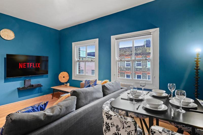 Spacious 2BR Flat in The Heart Of Angel Islington — отель с удобным расположением в Лондоне