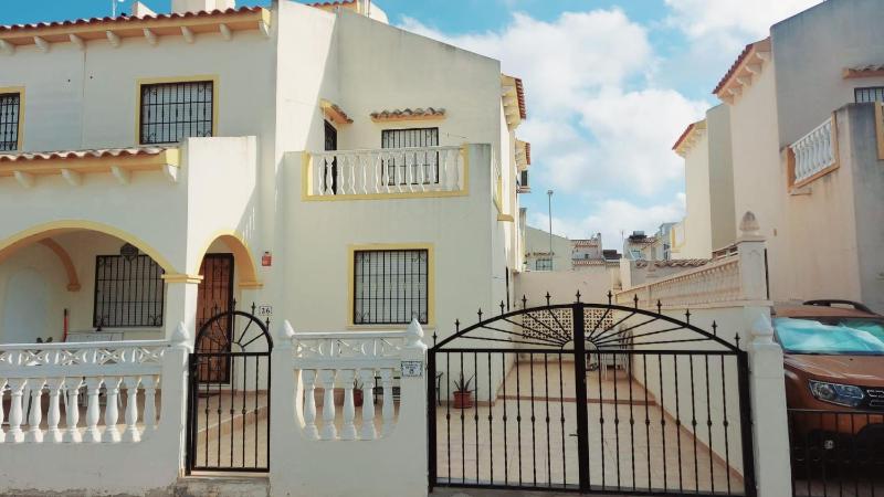 PRECIOSA CASA EN LA ZENIA ORIHUELA COSTA — комфортный отель в Аликанте
