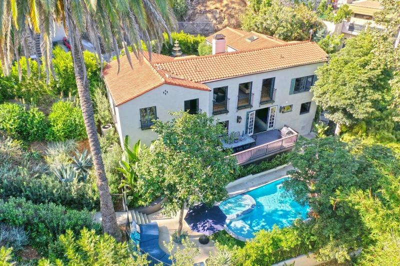 Designer Pool Villa Under the Hollywood Sign — забронировать отель в Лос-Анджелесе
