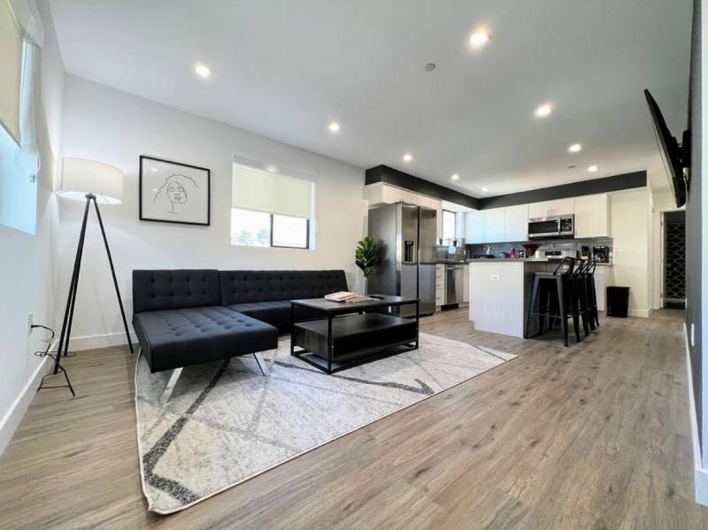 Deluxe 4-Bedroom Residence Near Koreatown -OAK1 — забронировать отель в Лос-Анджелесе