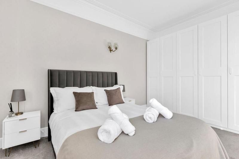 Luxury 3 bedroom apartment in the heart of High Street Kensington, London. — забронировать отель в Лондоне
