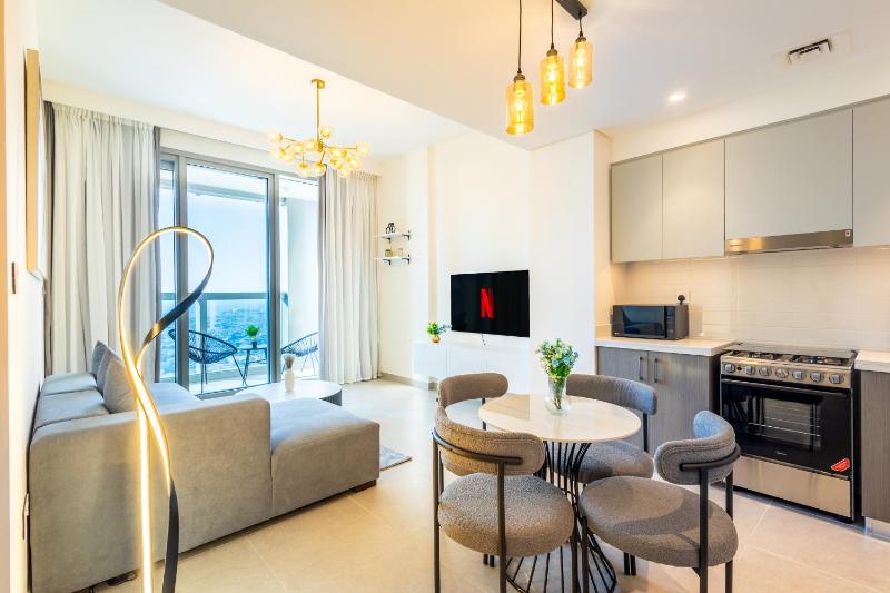 Modern 1 BR with Sea View - Minutes to Dubai Mall, Downtown Dubai — отель с удобствами в Дубае